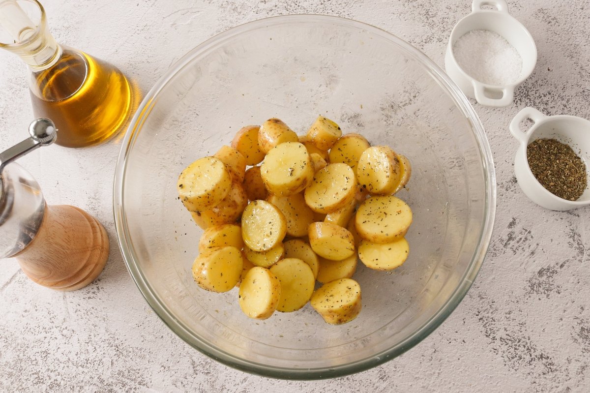 Sazonar las patatas para el solomillo en freidora de aire