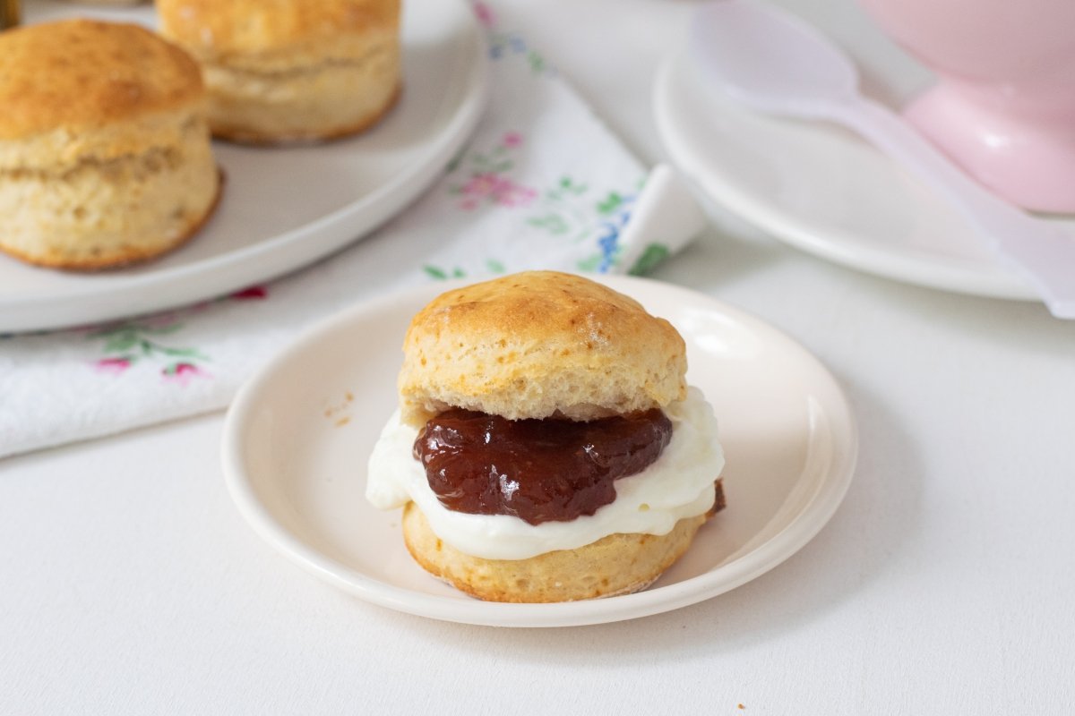 english scones with jam
