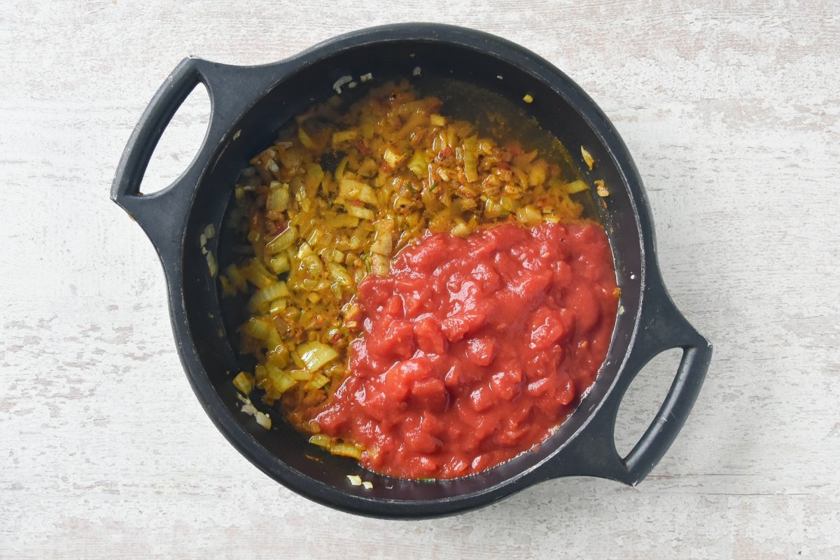Se añade el tomate y el cilantro.