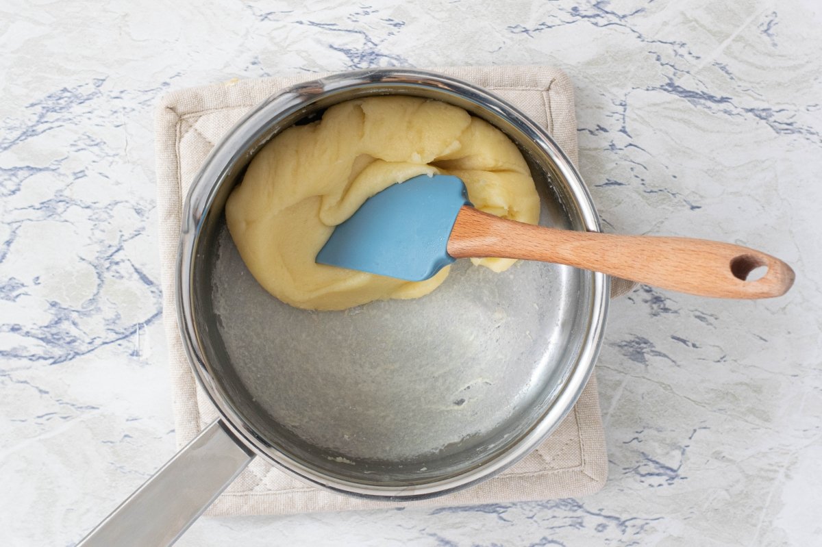 On sèche la pâte pour les profiteroles à la crème