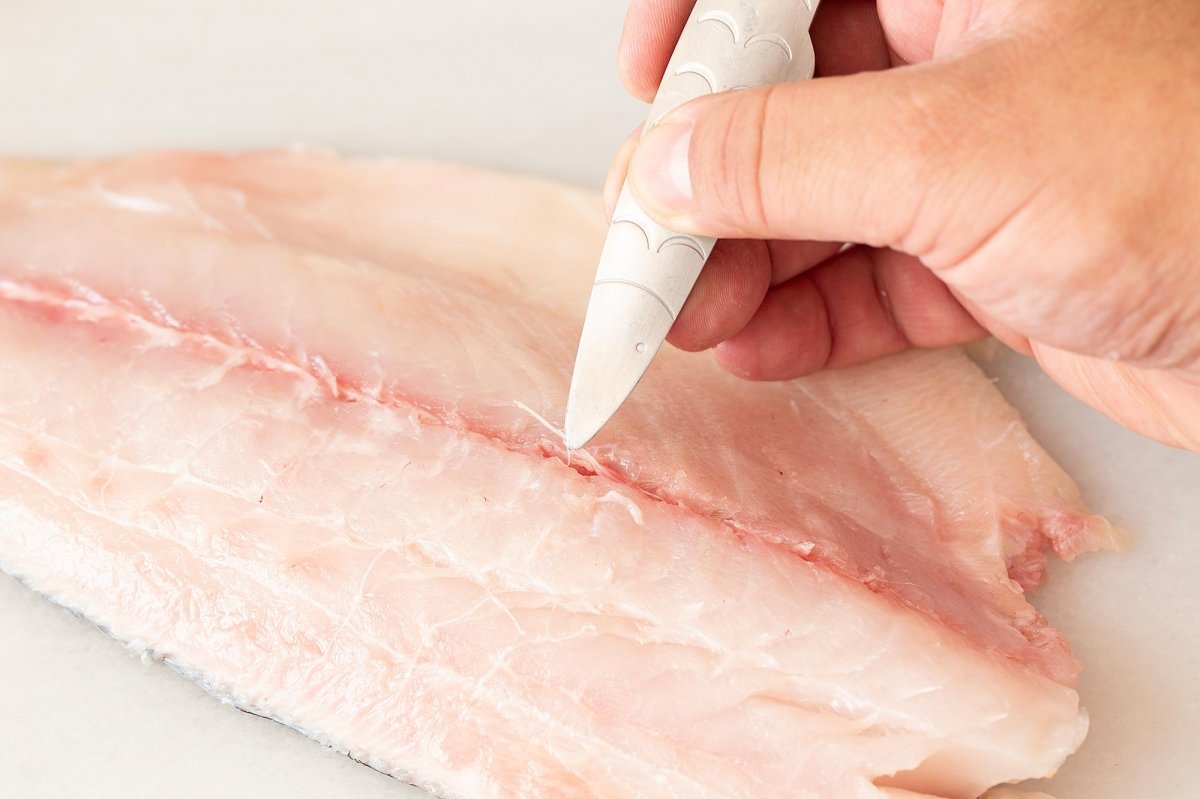 Secamos y retiramos las espinas que tengan los lomos de hamachi