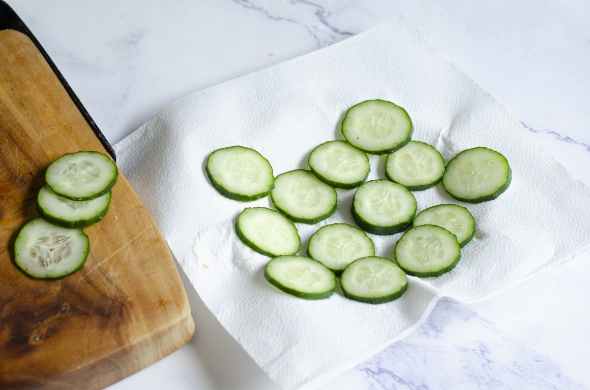 Drying the cucumber for the sandwich