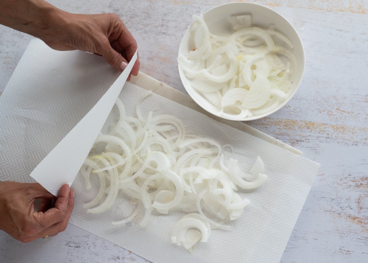 Secando las rodajas de cebolla para hacer cebolla frita