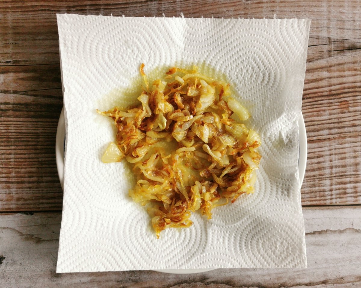 Secar las cebollas doradas en papel de cocina