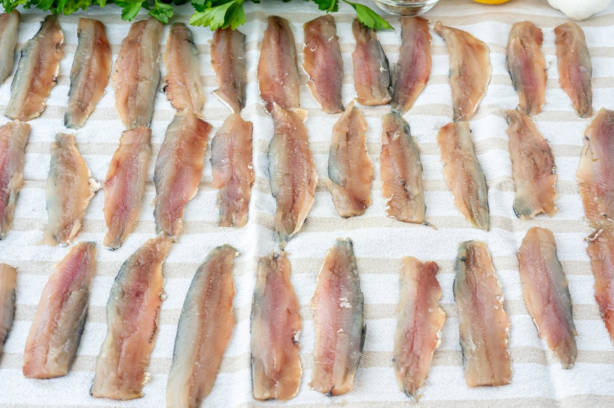Secar las sardinas para marinarlas