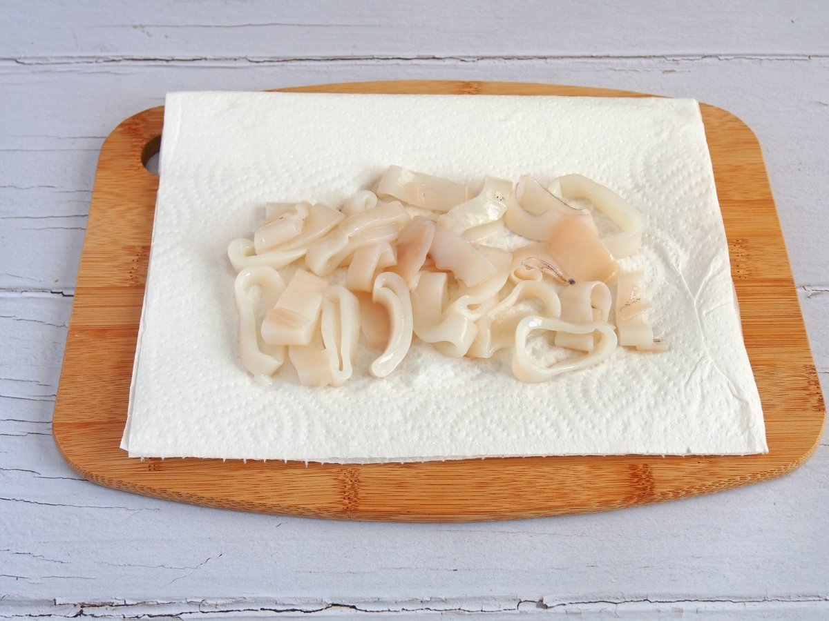 Secar los calamares con papel de cocina
