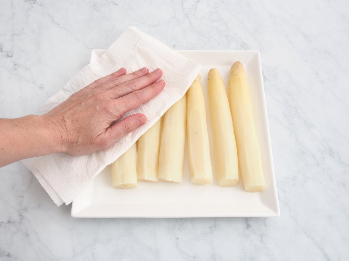 Secar los espárragos para cocinarlos a la plancha