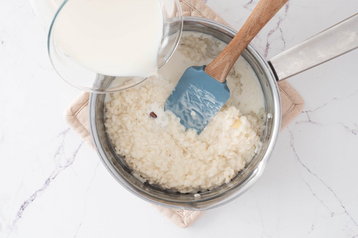 Seguimos añadiendo leche al arroz con leche asturiano