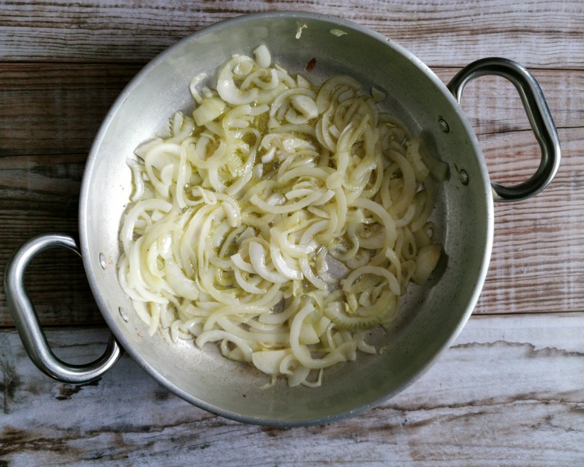 Seguir cocinando hasta que las cebollas estén bien doradas