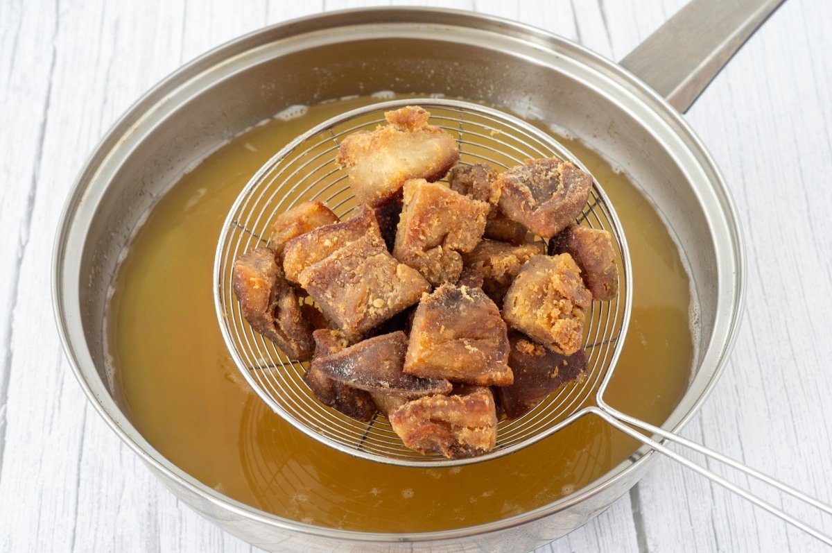 Segunda fritura del morro de cerdo frito