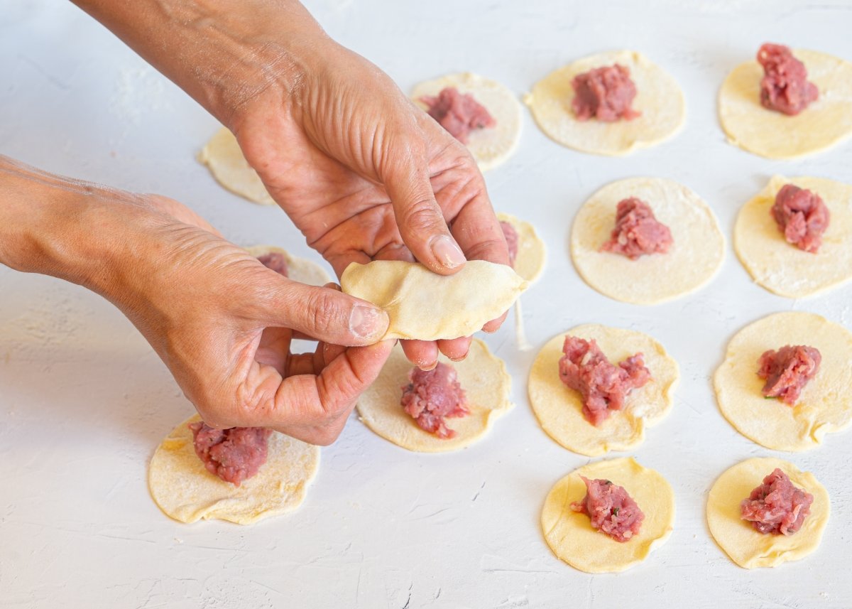 Sellamos los bordes de los pelmeni