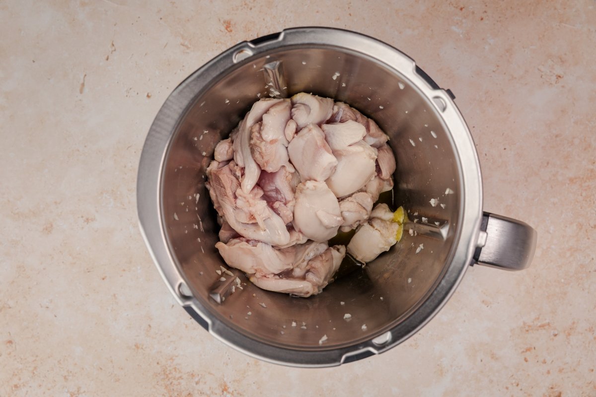 Sellando el pollo al ajillo en Thermomix