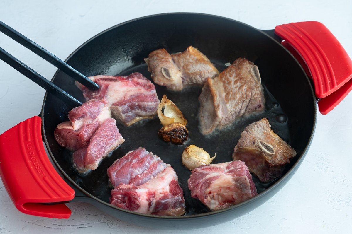 Sellando la carne para hacer falda de ternera asada