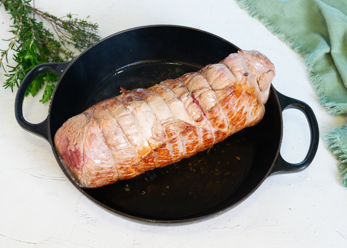 Sellando la carne para hacer redondo de ternera en salsa