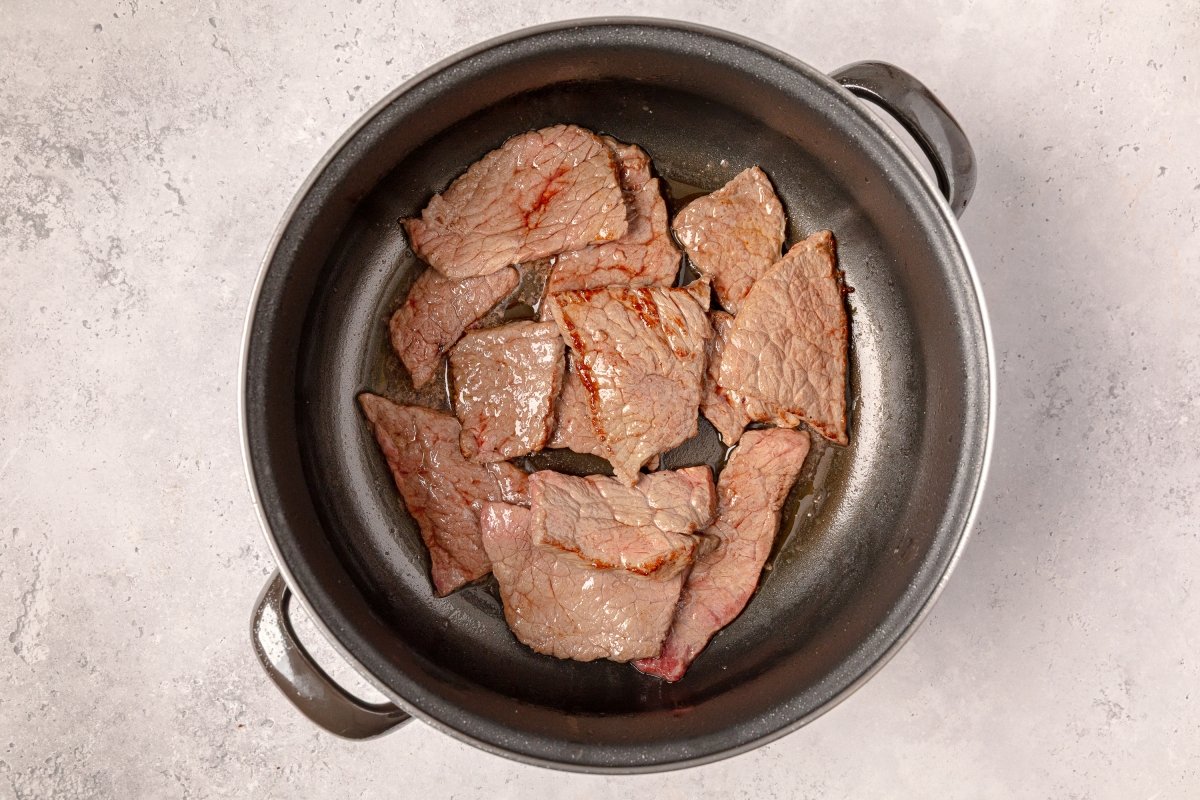 Sellando la carne para los bifes a la criolla