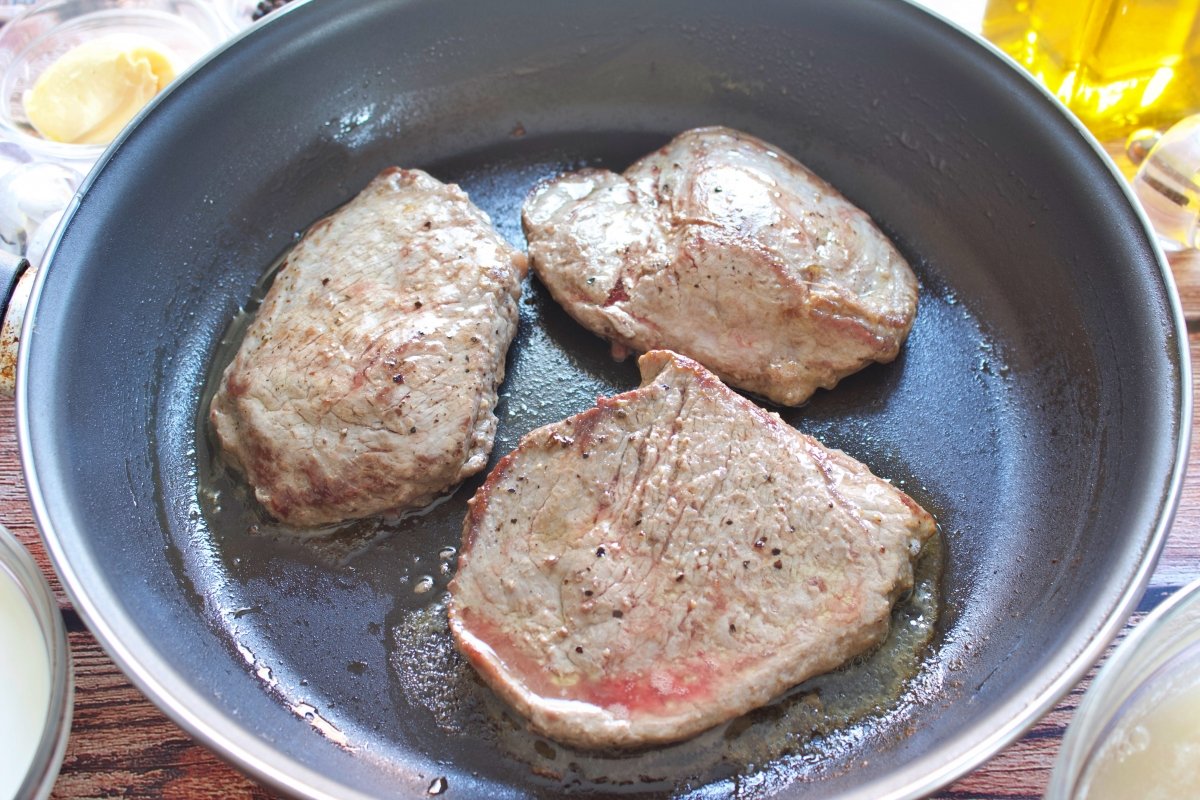 Seal the veal medallions on a hot plate to continue making the veal tenderloin à la