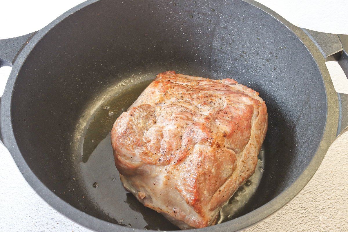 Sellar la cabezada de cerdo para hacerla en salsa