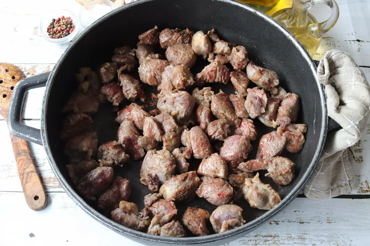 Sellar la carne caldereta de carne de ternera