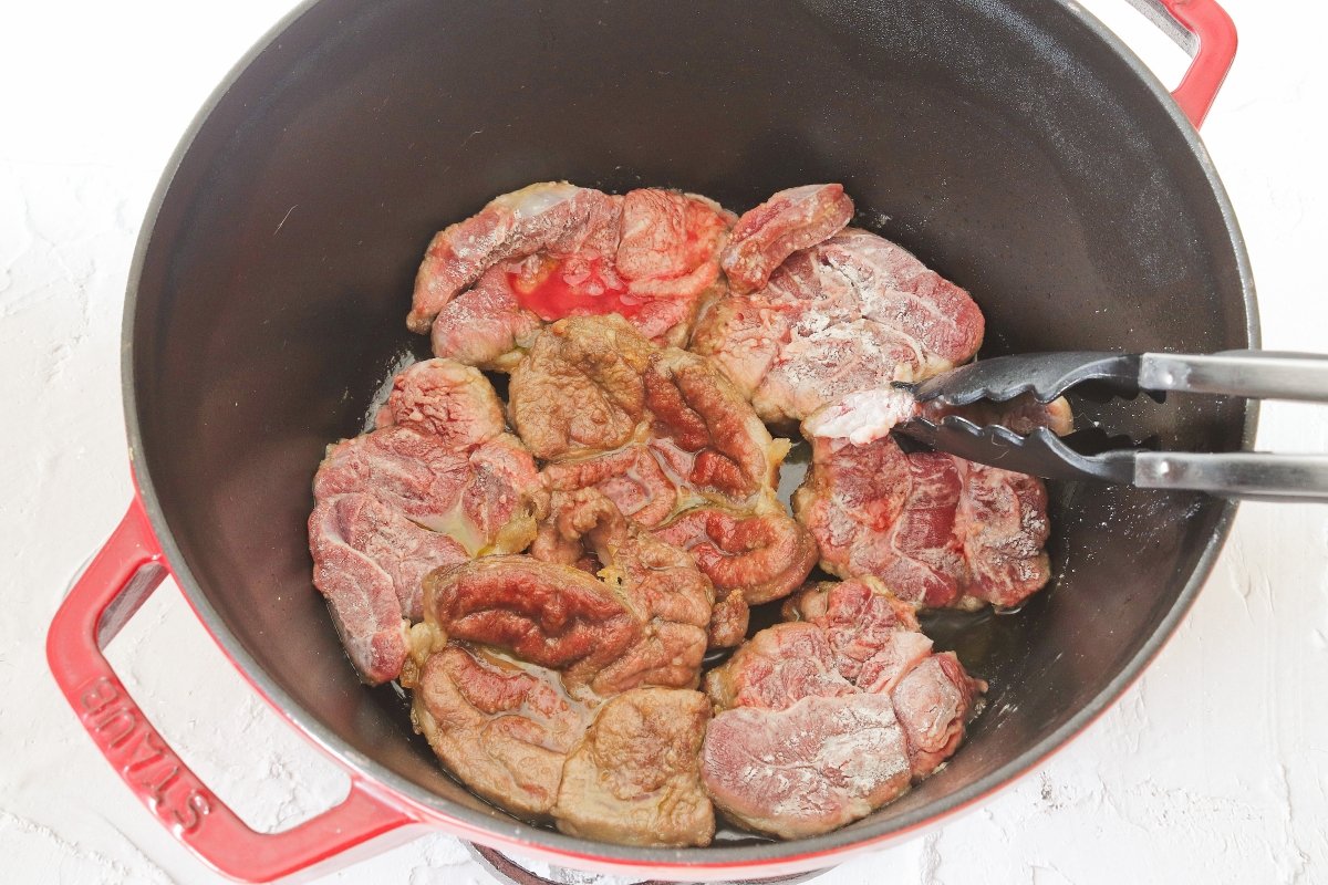 Sellar la carne de morcillo de ternera para hacerla guisada