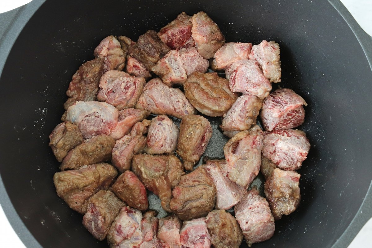 Sellar la carne para el goulash húngaro
