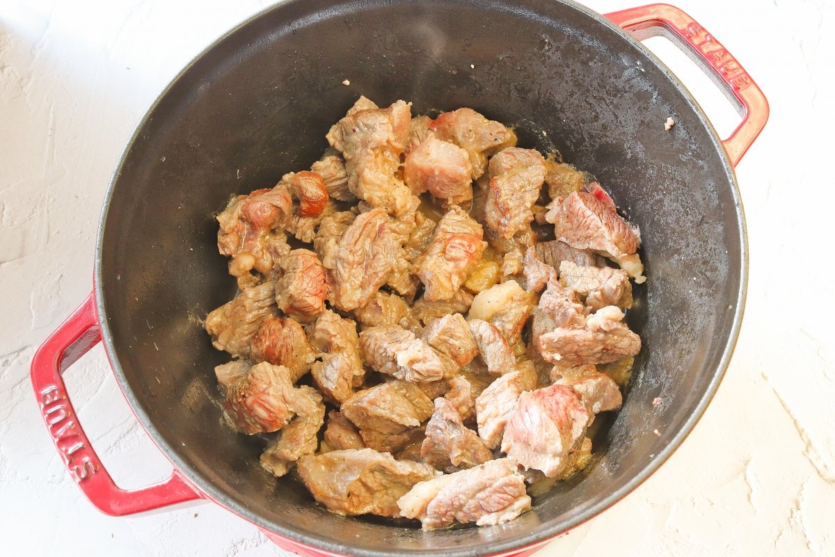 Sellar la carne para la carbonade flamande