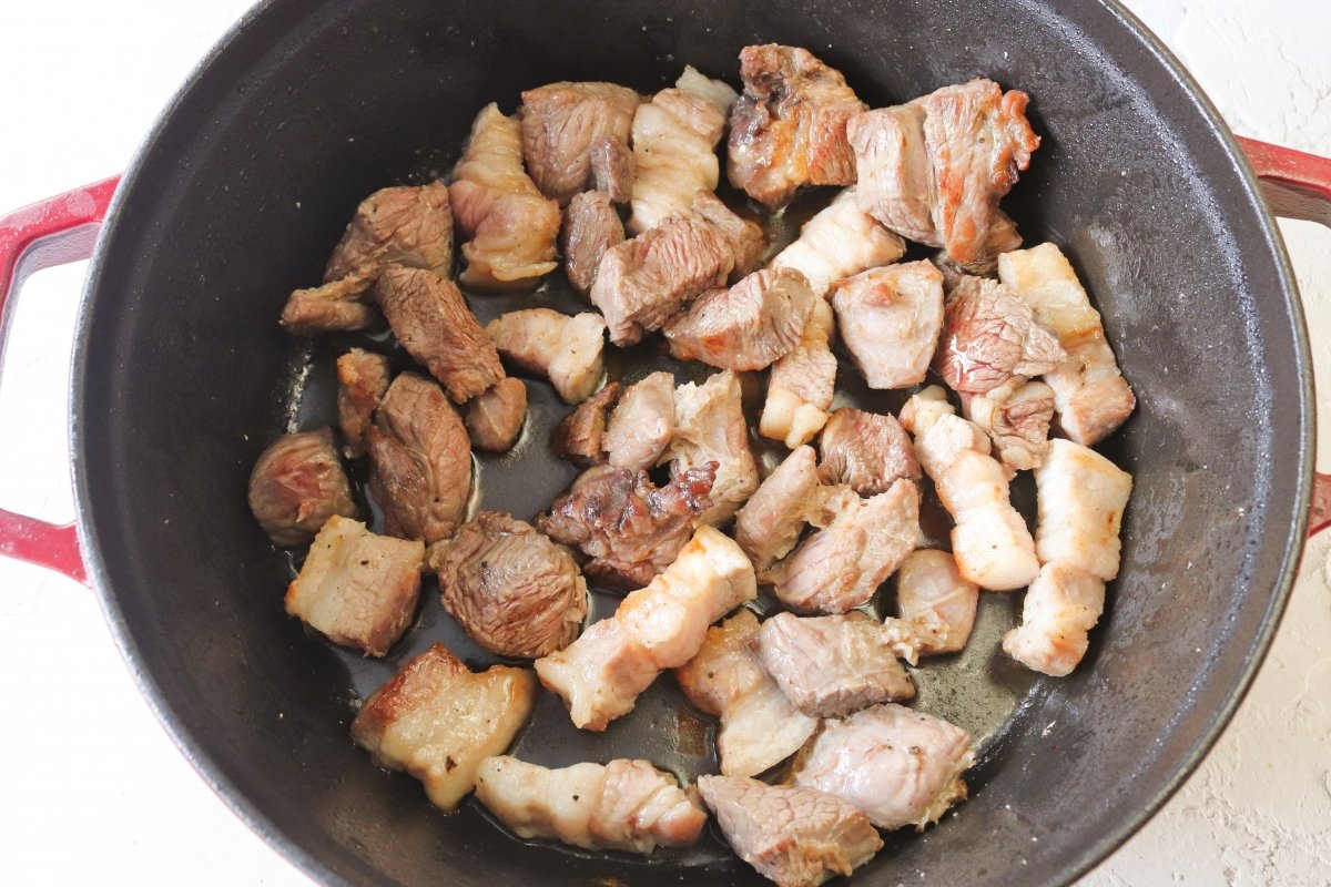 Sellar la carne para las patatas de Olot