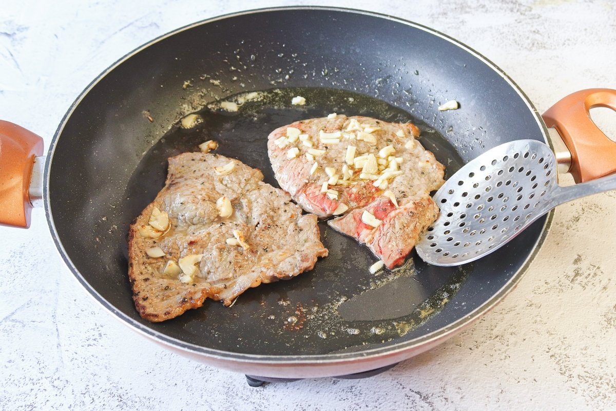 Sellar los filetes de ternera para el prego no prato
