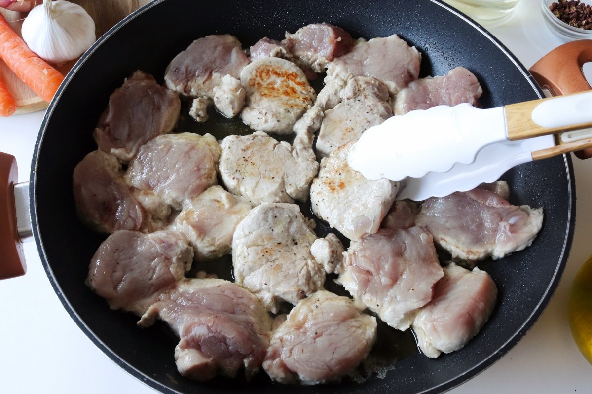 Sellar los medallones de cerdo para el solomillo de cerdo en salsa tradicional