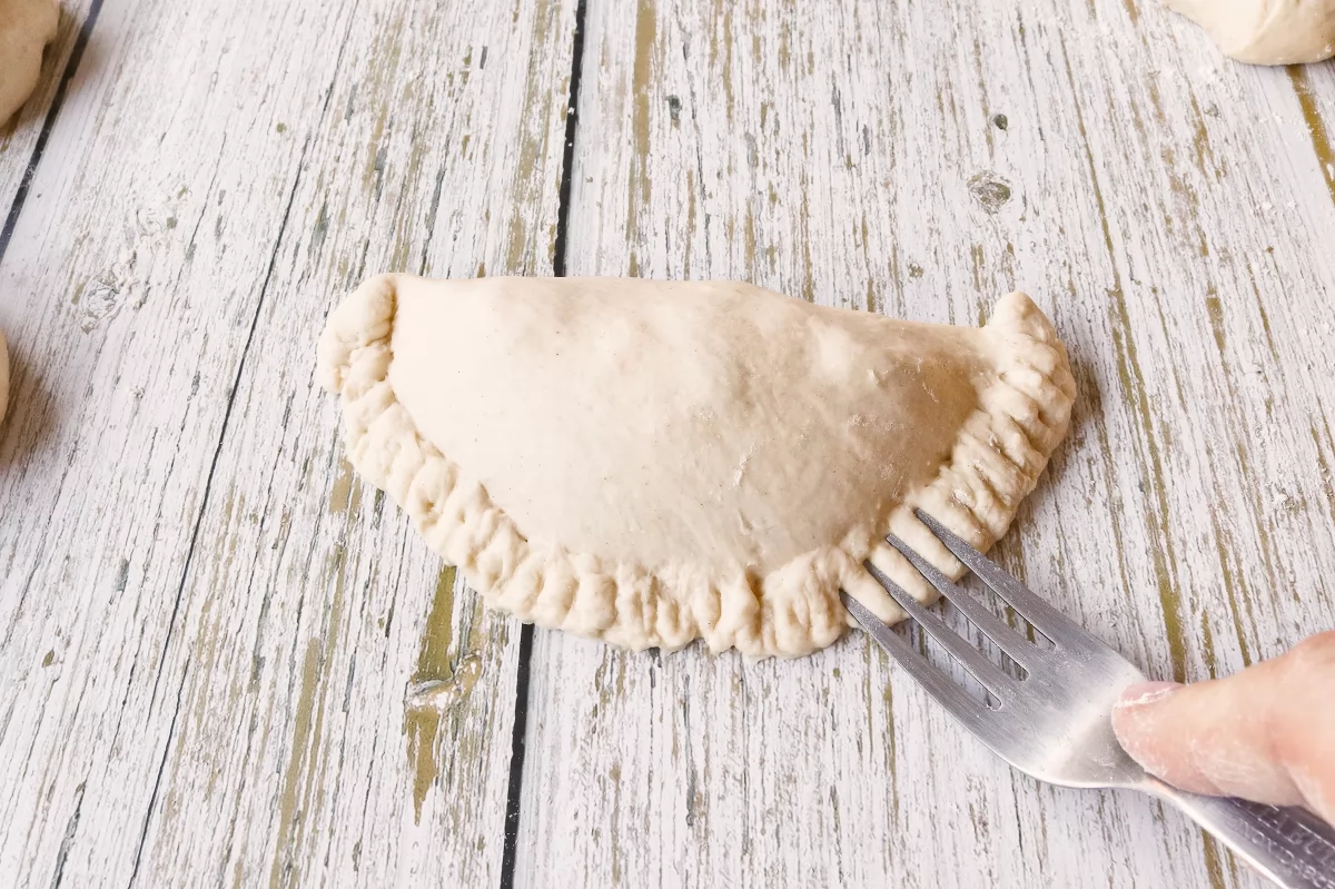 Sellar los panzerotti de tomate y mozzarella