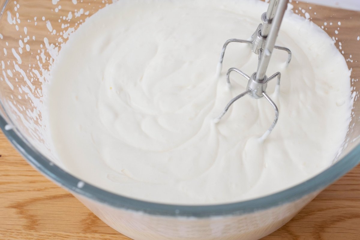 Semi montamos la nata de la mousse de turrón blando