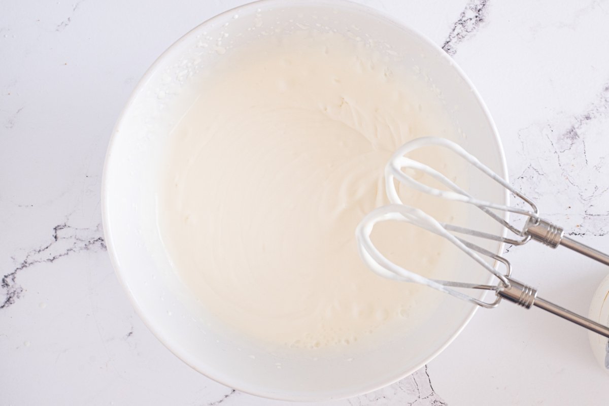Semi montamos la nata del helado