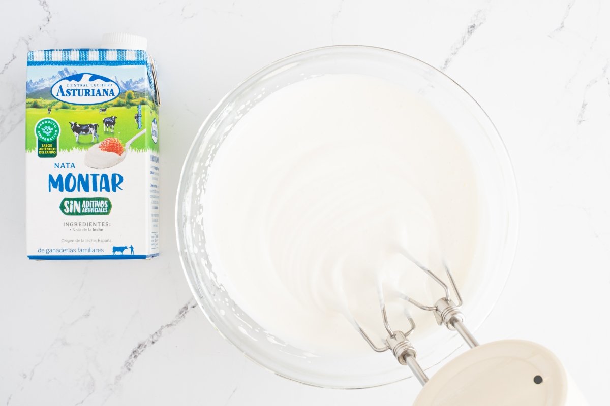 Semi montamos la nata para la mousse