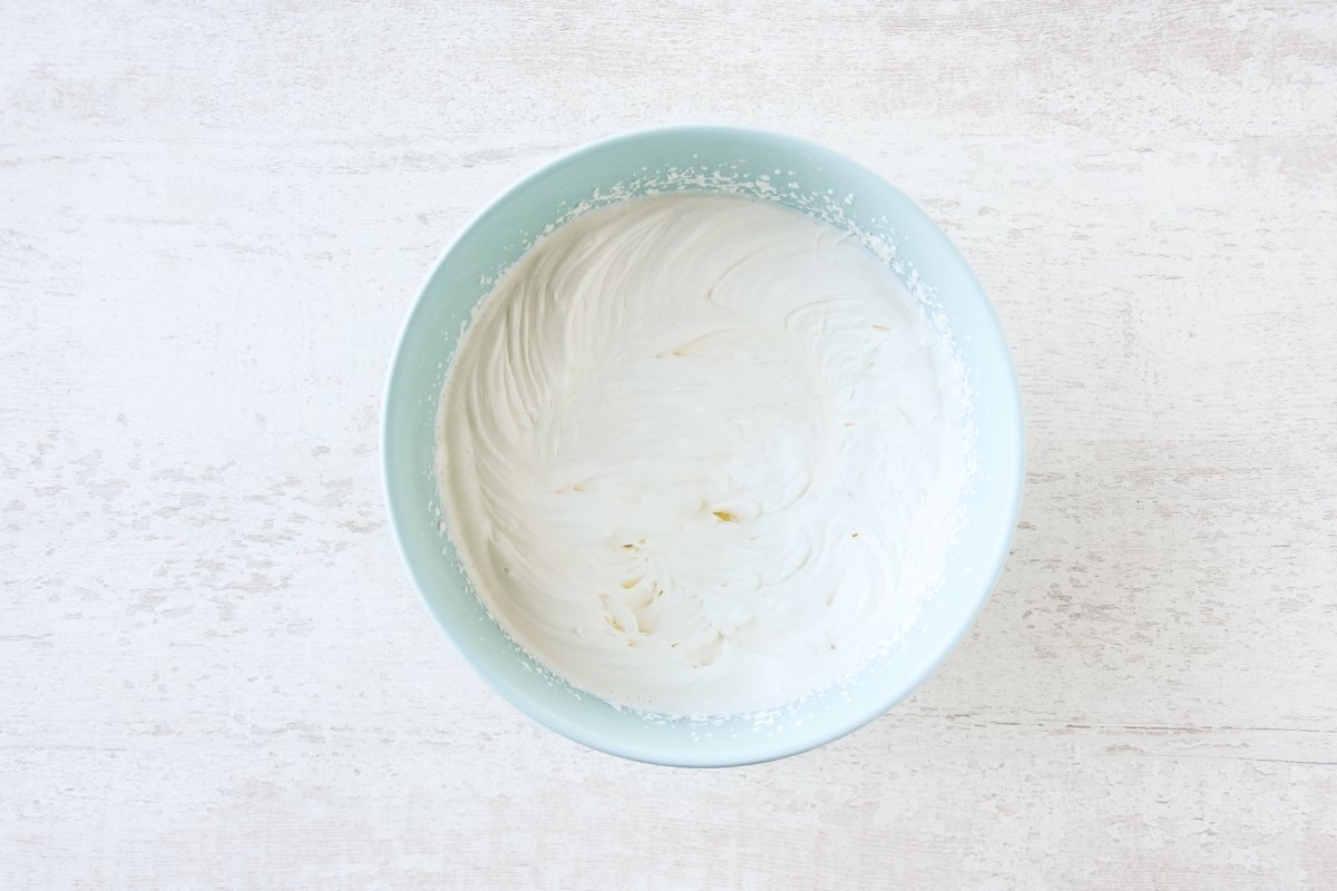 Semimontamos la nata para la mousse de chocolate y naranja