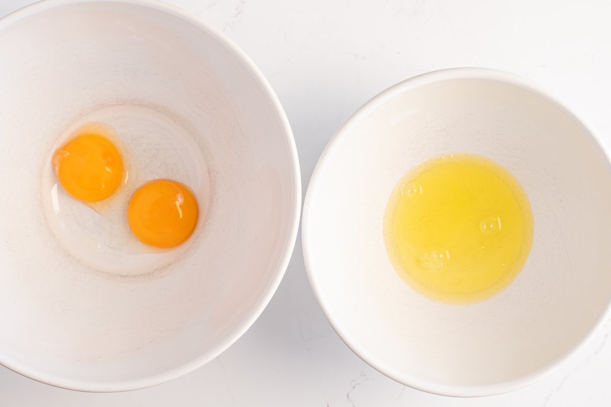 Separamos las claras y la yemas de los aebleskiver