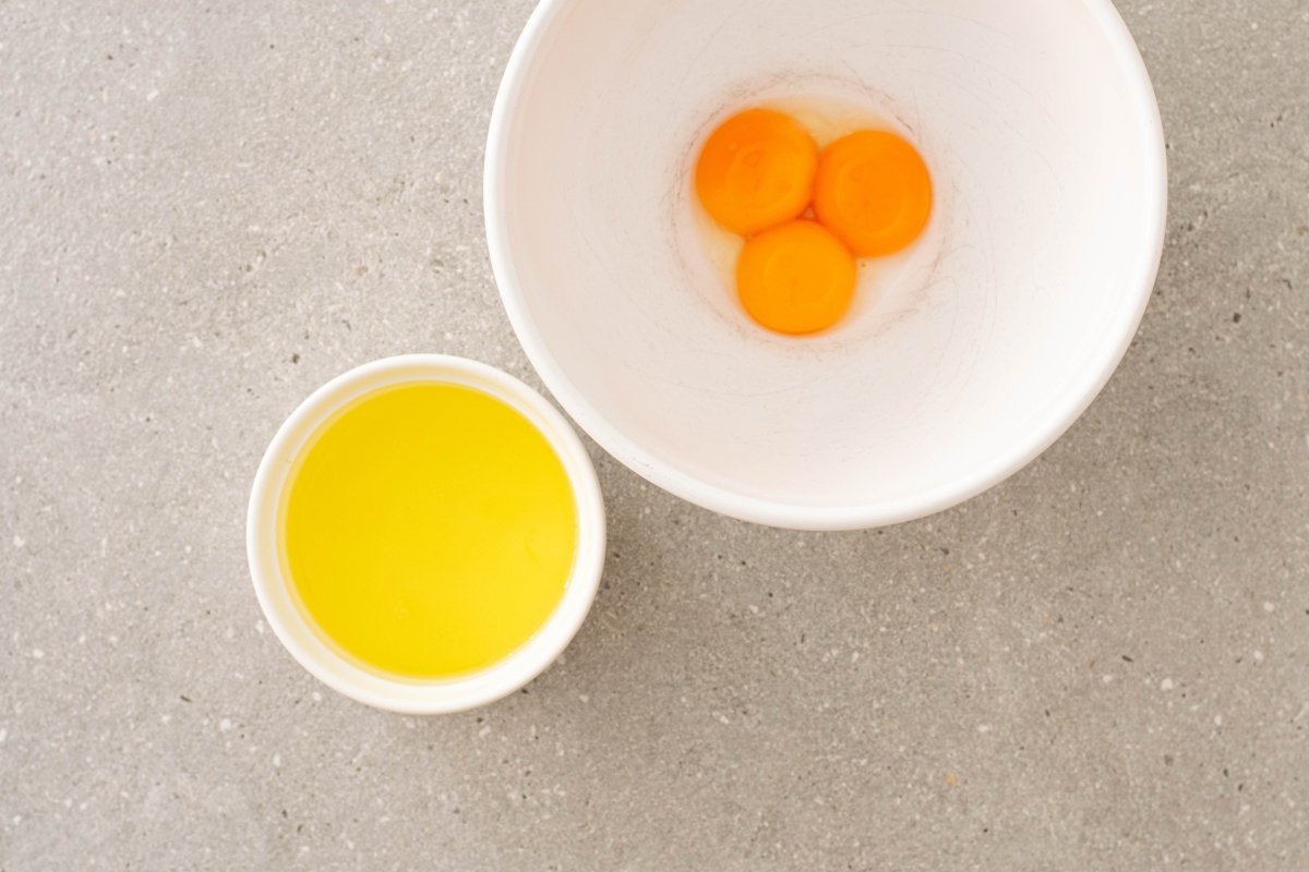 Separamos las claras y las yemas del ponche de huevo