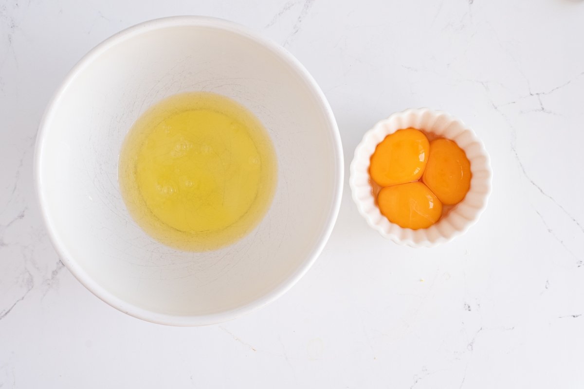 Separamos las claras y las yemas