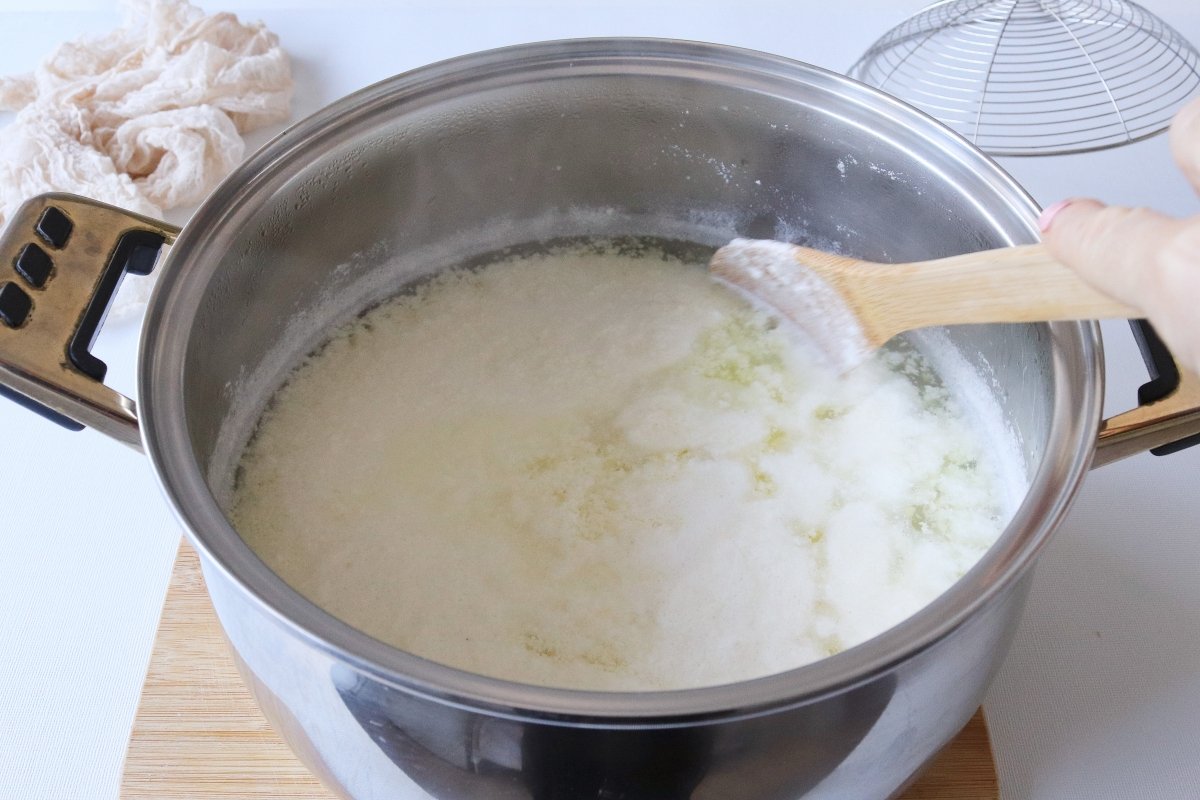 Separar el cuajo para hacer el queso fresco casero