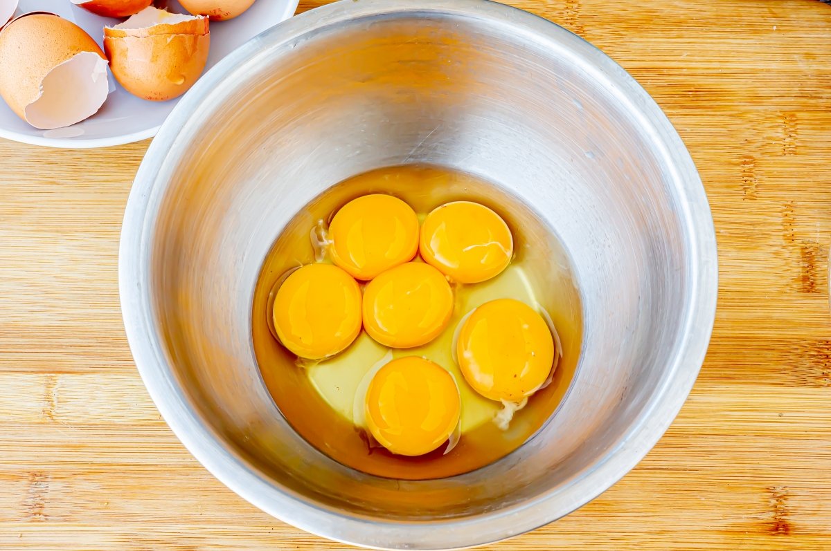 Separar las yemas de los huevos para linguini a la carbonara