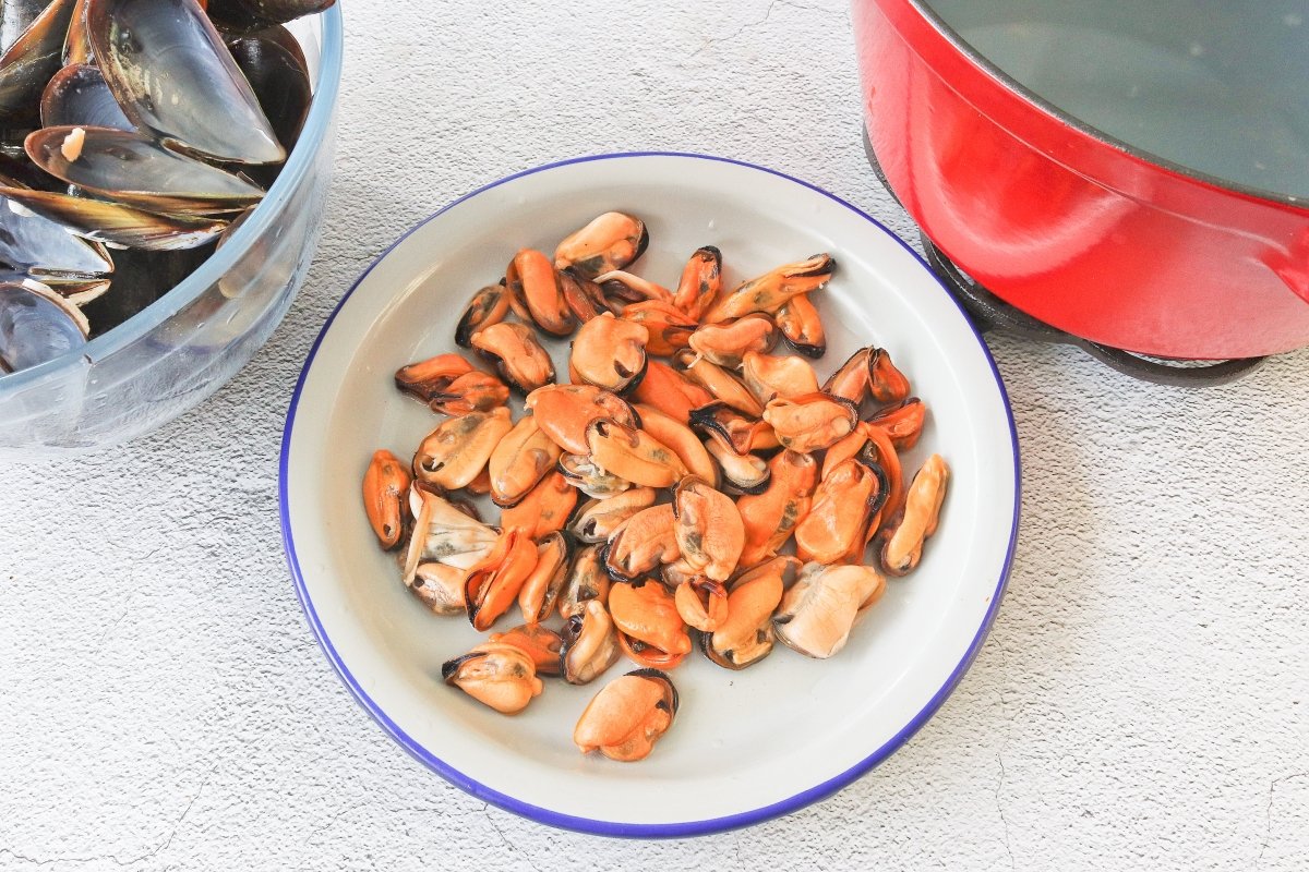 Separar los mejillones de su concha para la crema