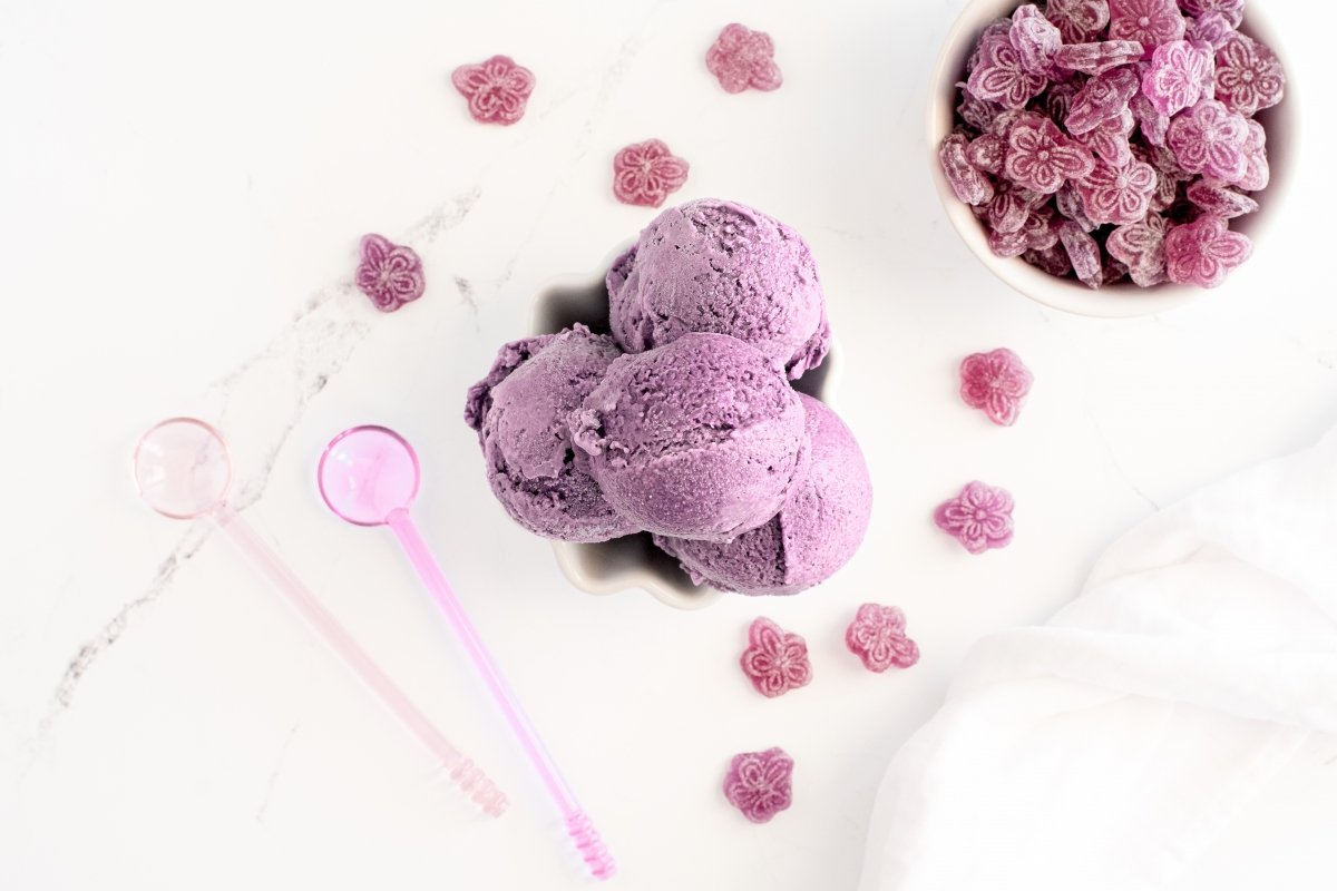 Servimos el helado de violetas