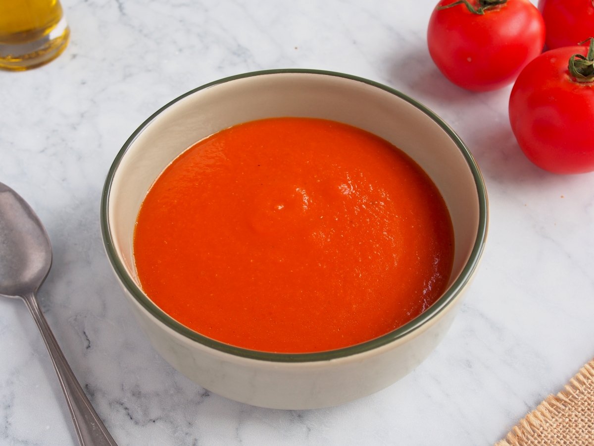 Servimos la sopa de tomate caliente