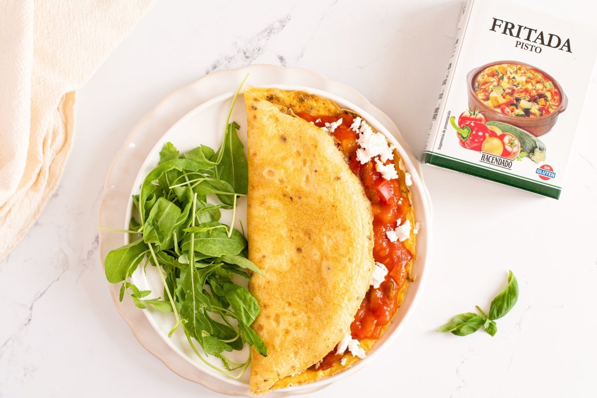 Servimos la tortilla con pisto