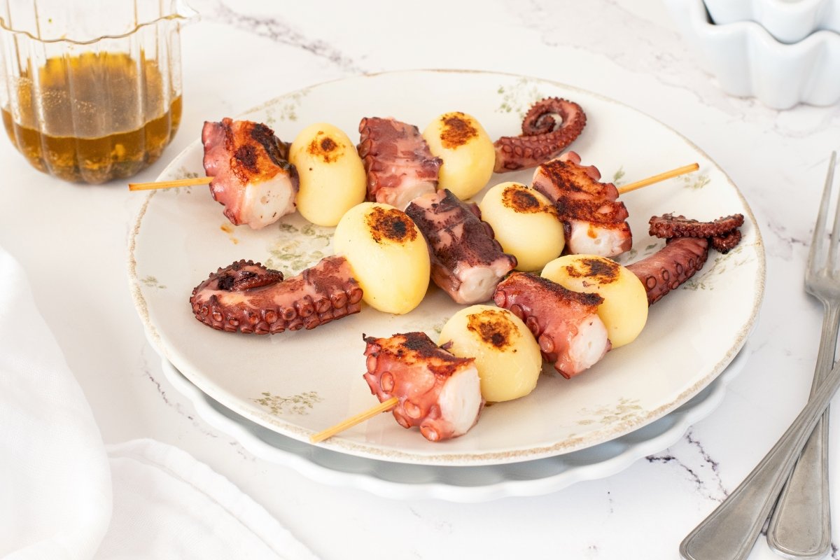 Servimos las brochetas de pulpo