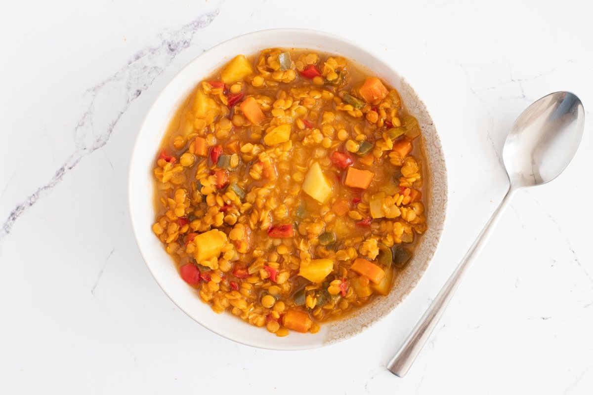 Servimos las lentejas rojas con verduras