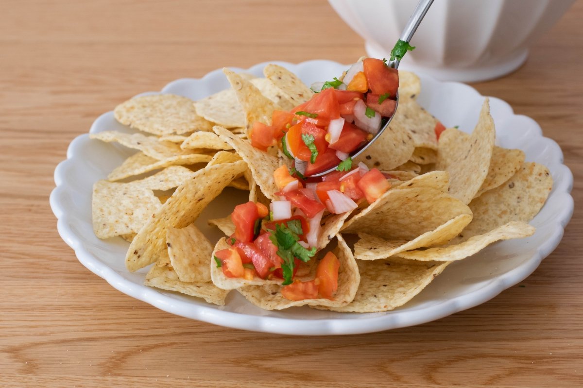 Servimos los nachos con pico de gallo