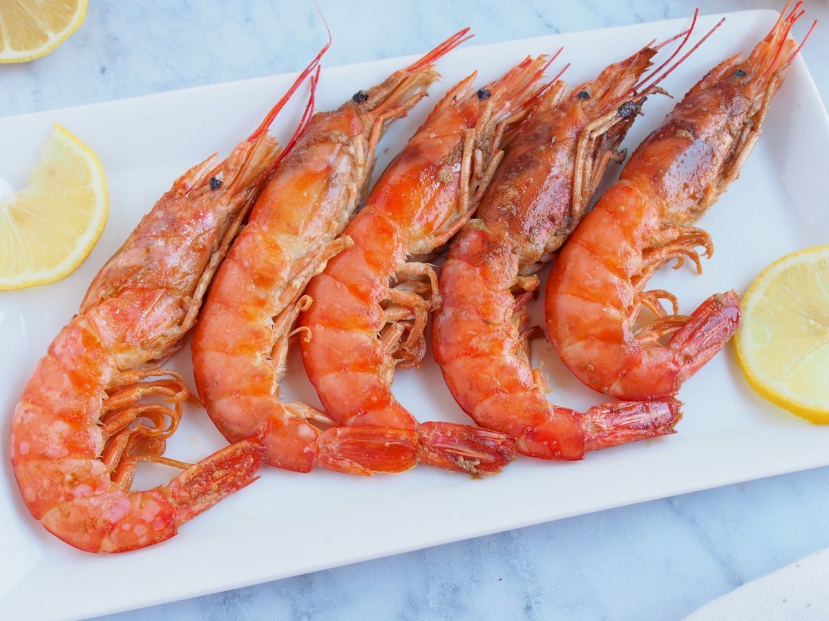 Servimos rápidamente los gambones a la plancha con unas rodajitas de limón