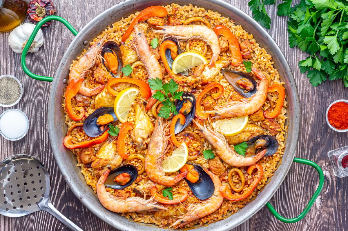 Paella mixta 10 Servir con limón y decorado con perejil *