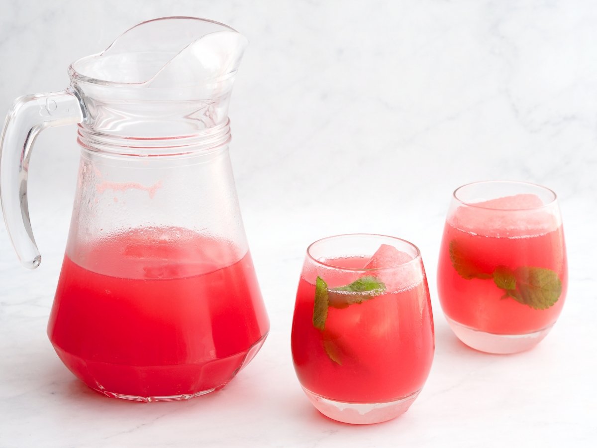 Servir el agua de sandía en vasos con hielo