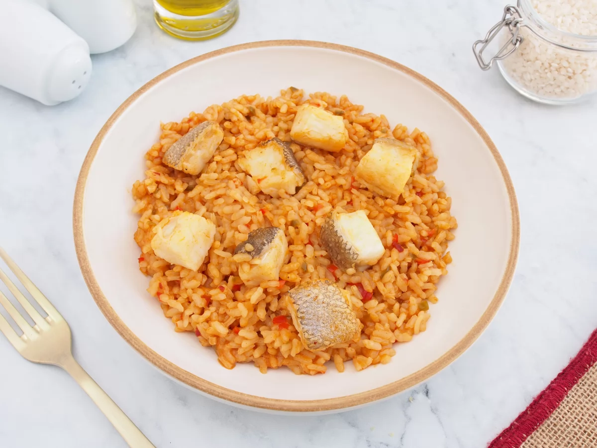 Servir el arroz con bacalao