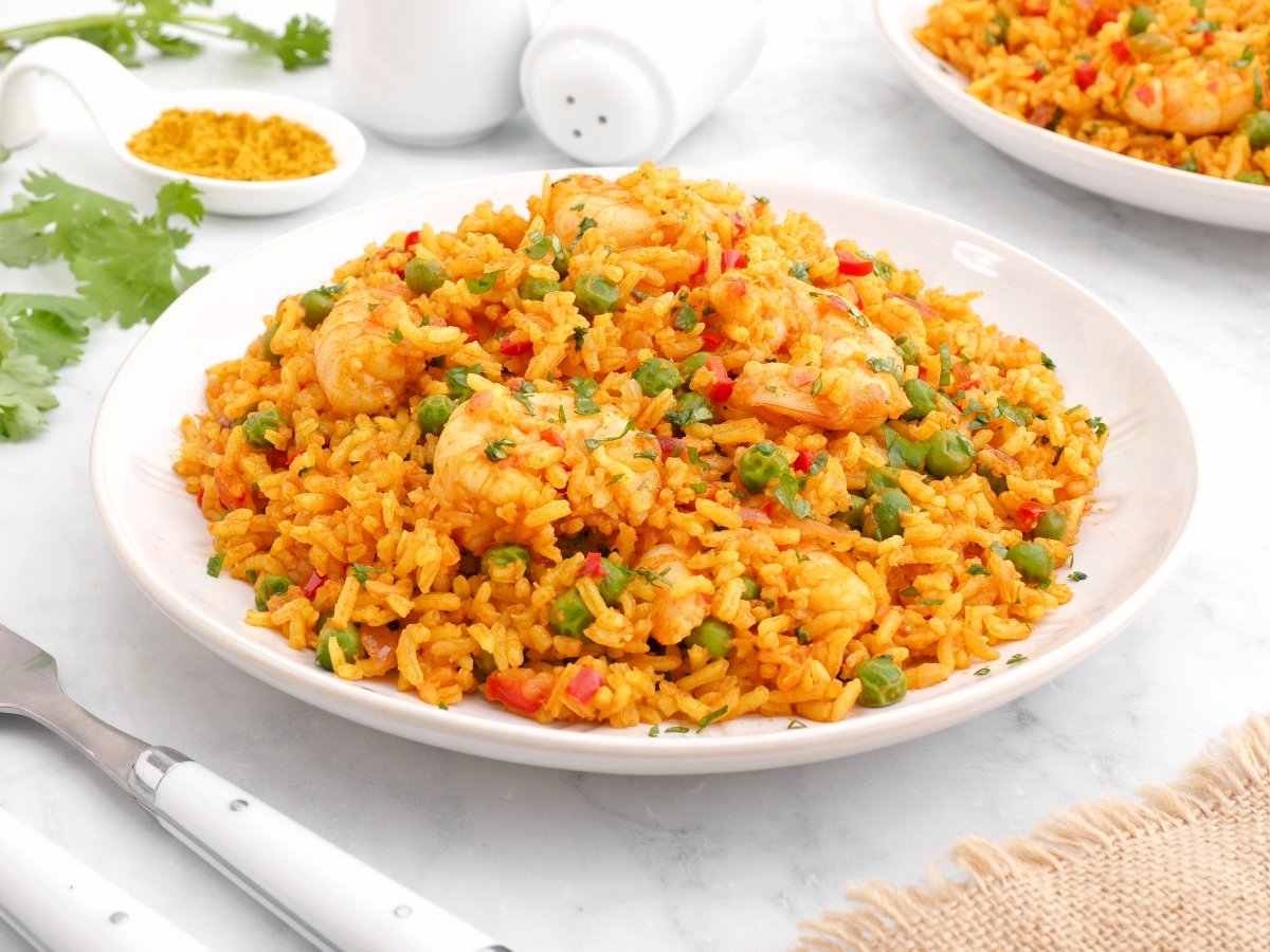 Servir el arroz con camarones colombiano